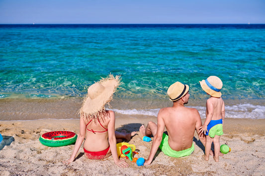 Letnji vodič za organizaciju dečijih stvari – kako vam stikeri mogu spasiti od stresa na moru 🏖️